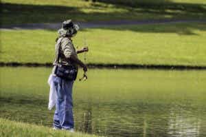 ランガンする陸っぱりアングラー