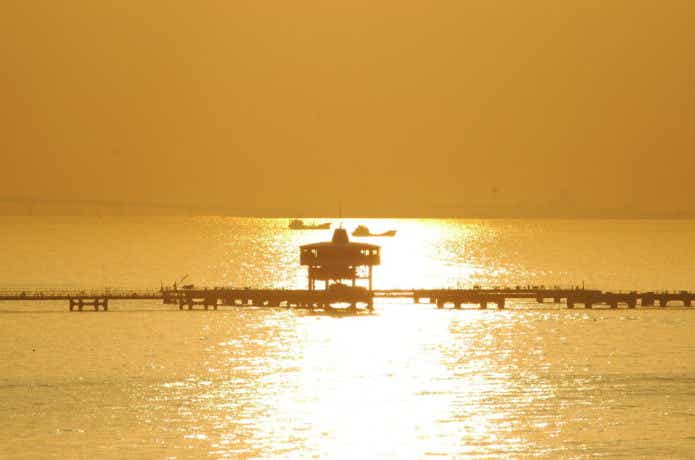 海釣り公園で釣りをする画像