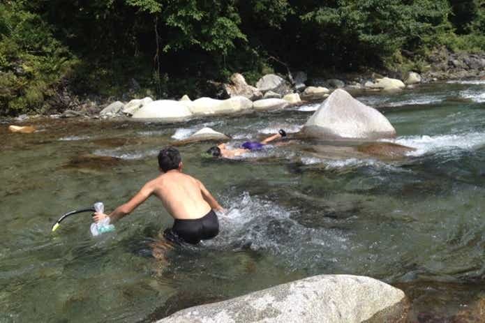 やまめ平で川遊び