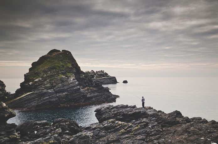 ジギングを磯でしている画像