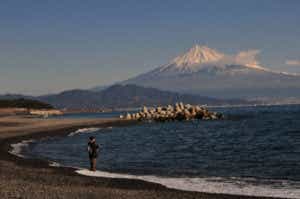 三保海岸で釣りをしている人
