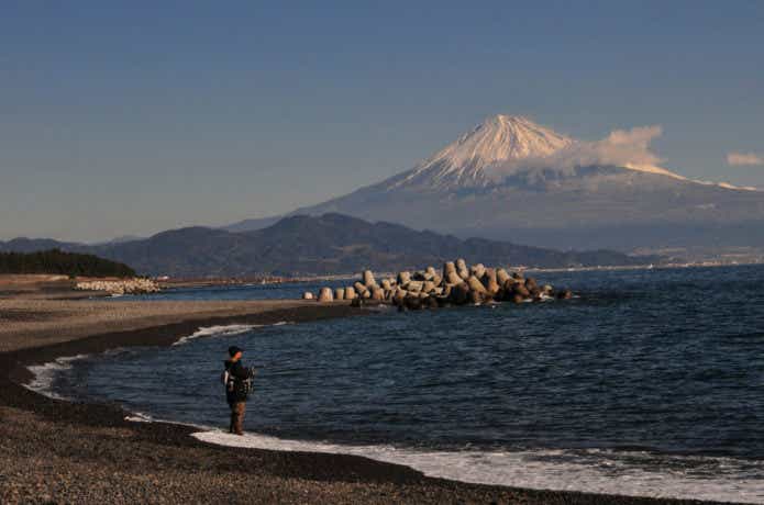 三保海岸で釣りをしている人