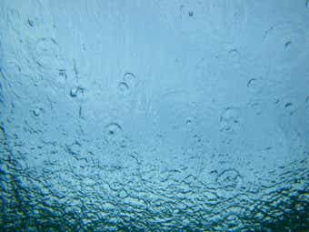 水中から見た雨