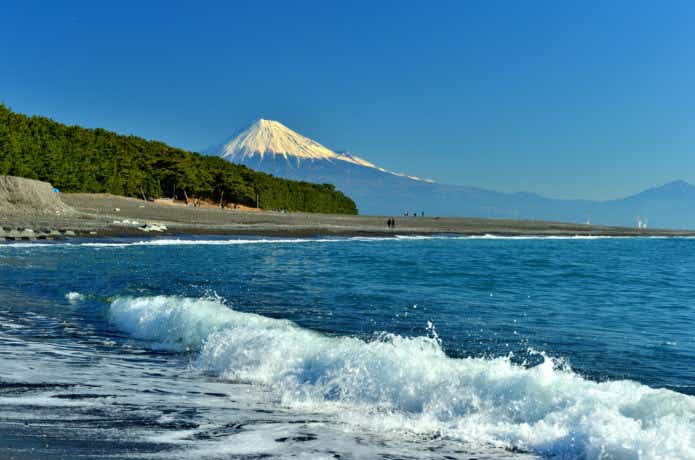 三保海岸から望む富士