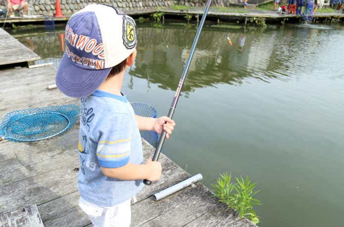 釣りをする子供