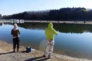 増井養魚場で釣りを楽しむ男女