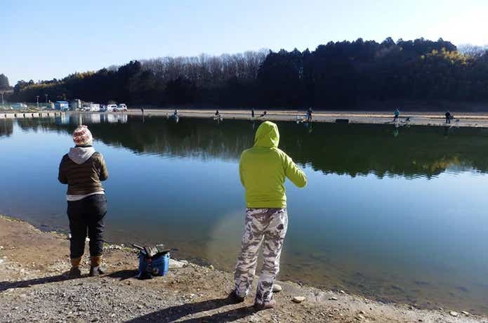 増井養魚場で釣りを楽しむ男女