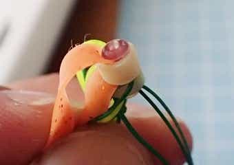 鯛ラバのネクタイを通す