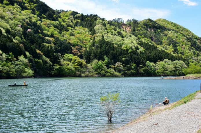東古屋湖【栃木県】で大型トラウトを狙う！タックルと人気ルアー