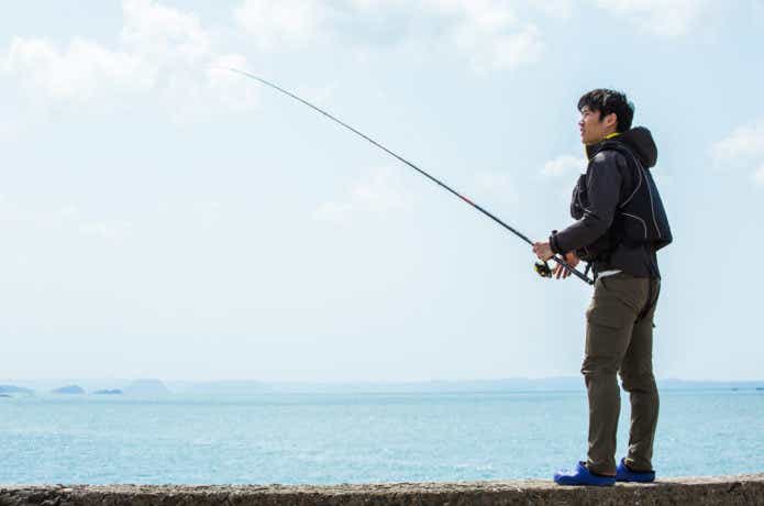 堤防の釣り人の画像