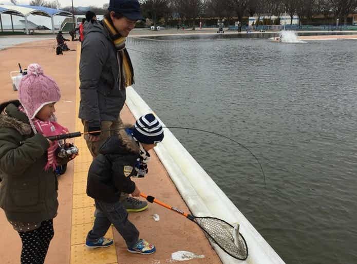 家族で川越水上公園で釣りを楽しむ