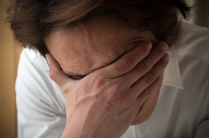 感動して泣いている男性