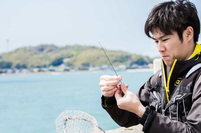 釣り糸を結んでいる画像