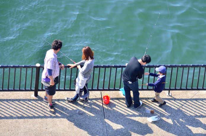 親子で釣りの画像