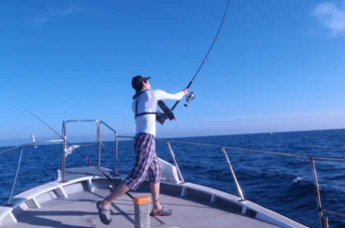 オフショアキャスティングのマグロ釣りの画像