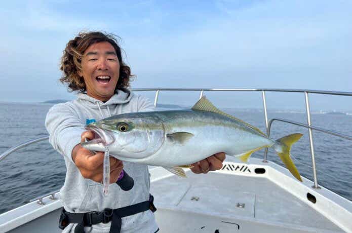 パーカーなどを重ね着