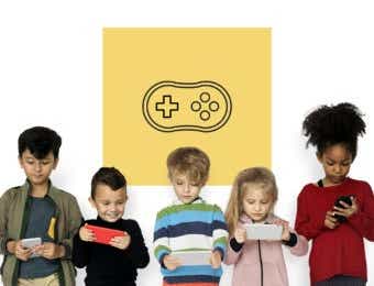 ゲームに熱中する子供