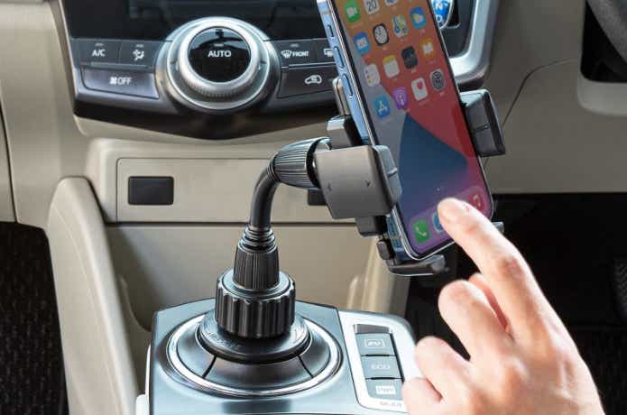 ドリンクホルダータイプの車載スマホホルダー
