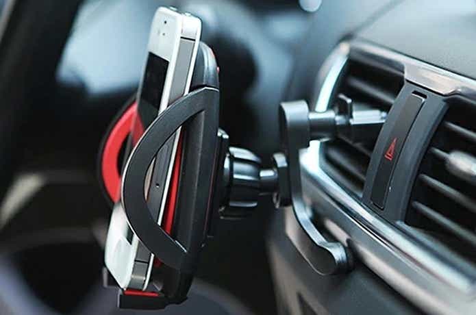 エアコン吹き出し口タイプの車載スマホホルダー