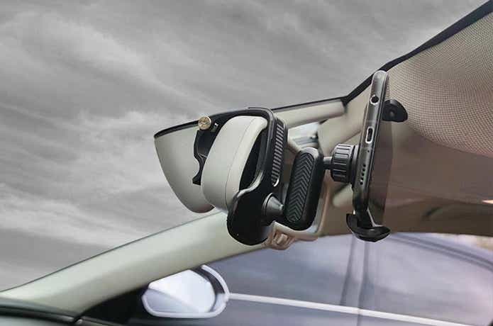 バックミラータイプの車載スマホホルダー