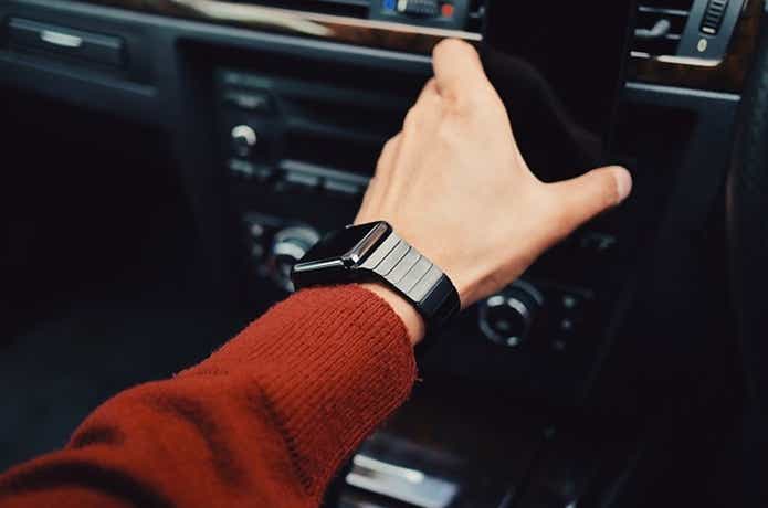 watch-916395_640