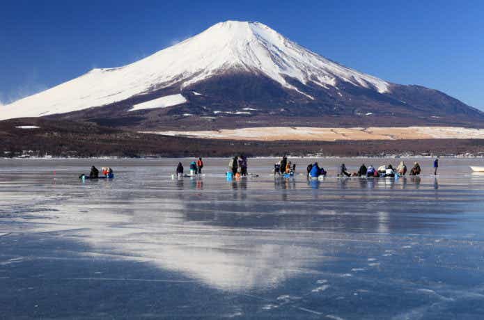 富士山を見ながらワカサギ釣り