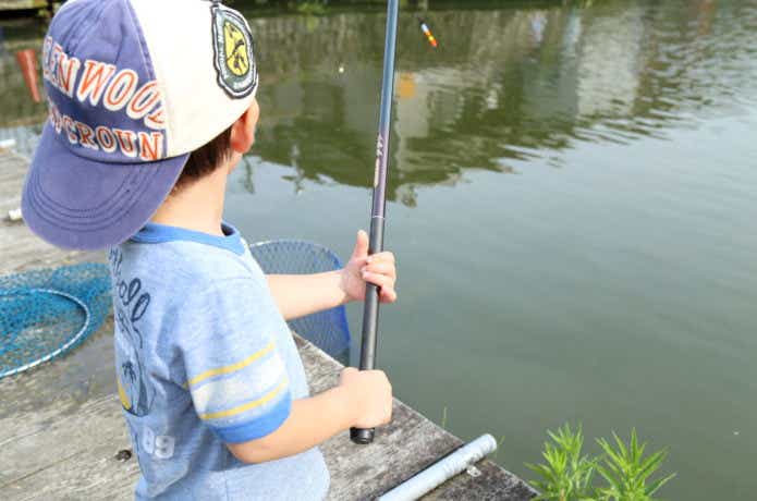 釣りをしている少年