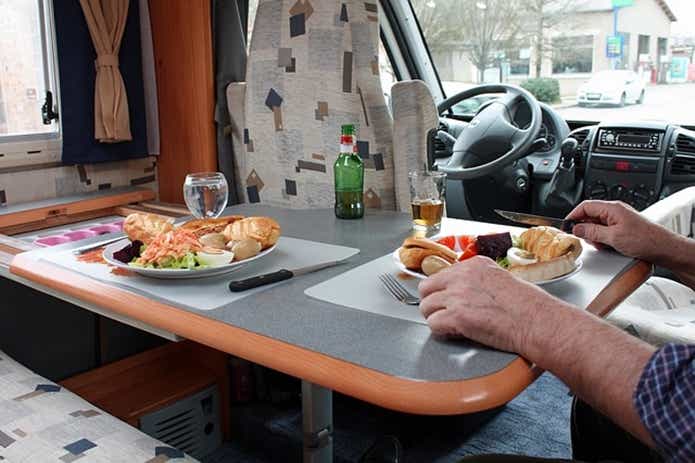 キャンピングカーの車内