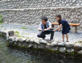 トラウトファーム秋川で釣りをする親子