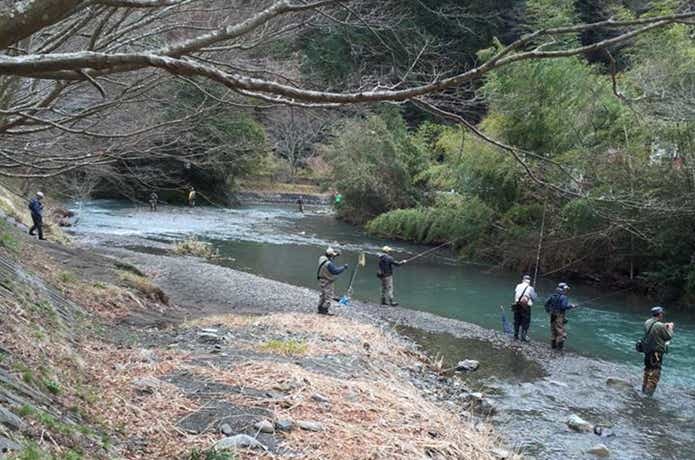 原野谷川の釣り人