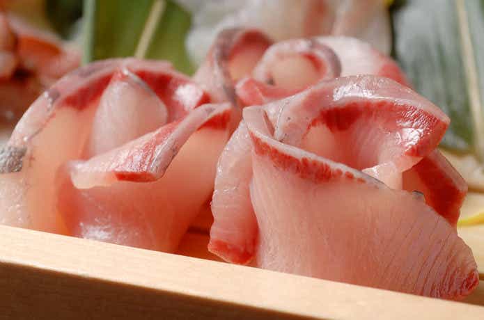 熟成された魚（ブリ）の刺身