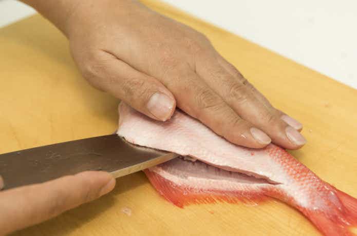 魚をおろしているところ