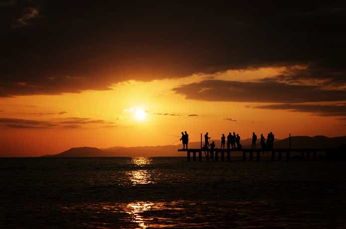 釣り人と夕暮れ