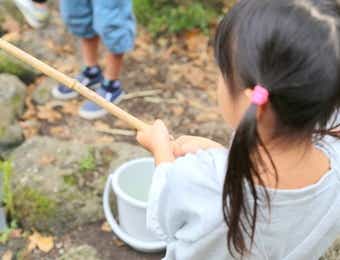 釣りをする子供