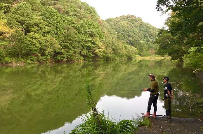 バス釣りをしている風景画像