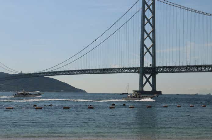 明石海峡大橋が写る海の画像
