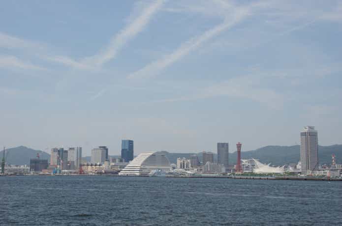 神戸港のシンボルと海の画像
