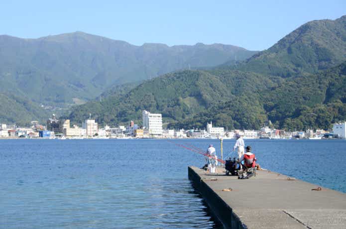 港で釣りの画像