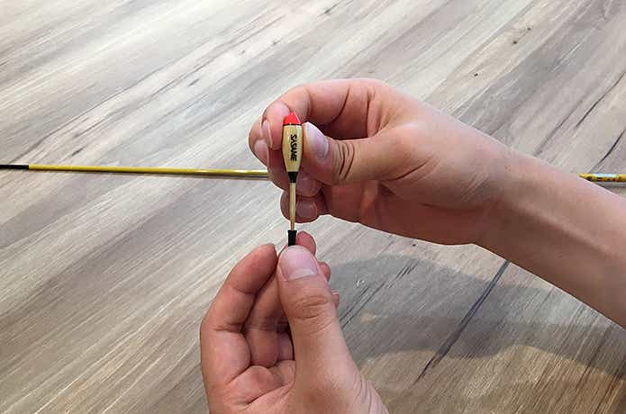 ゴム菅にウキを通す
