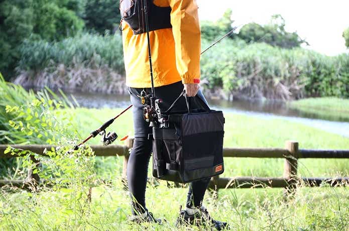 ランガンサイクルサイドバッグをもっているシーン