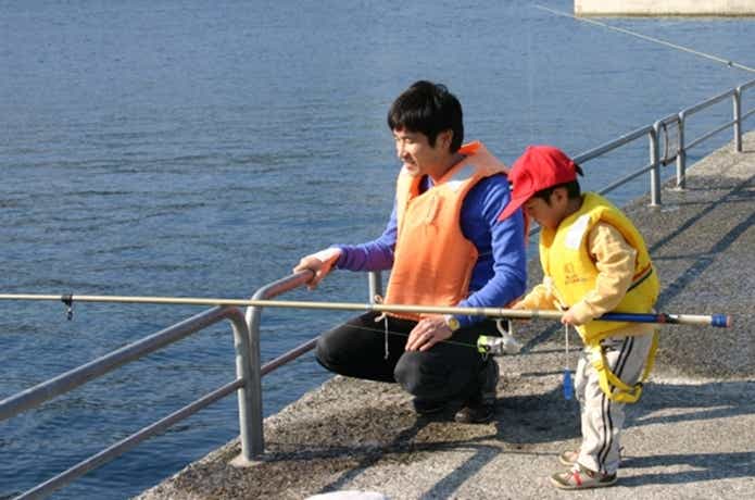 釣りをする親子