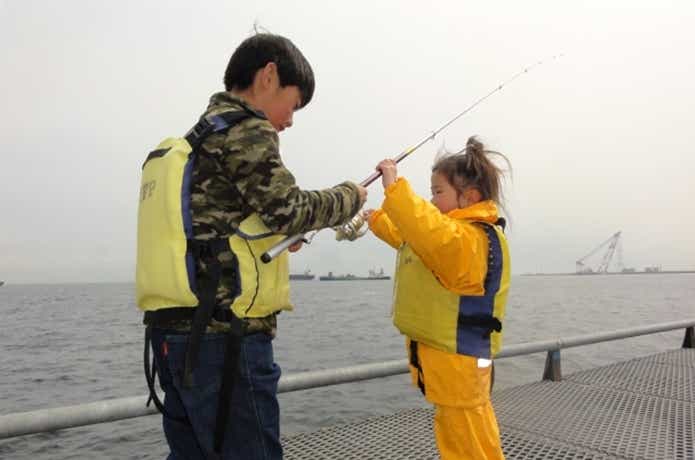 釣りをする子供