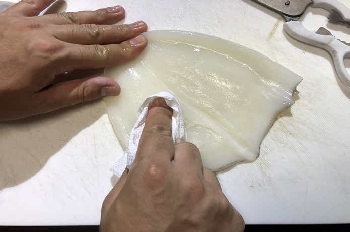 裏の薄皮を除去する