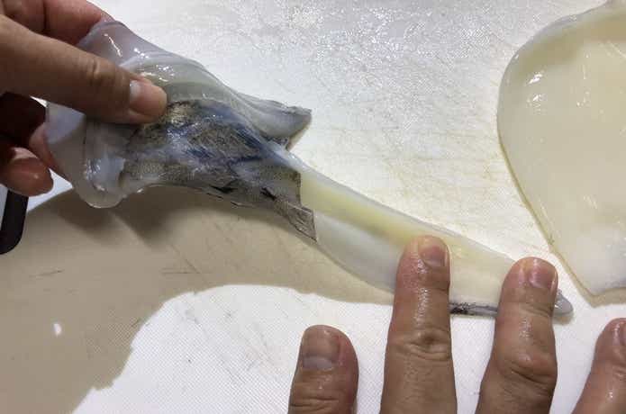 エンペラの皮を除去する