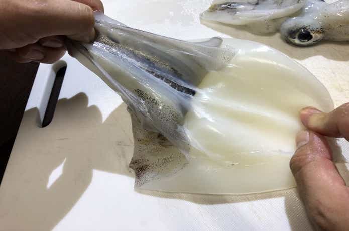 皮とエンペラを引きはがす