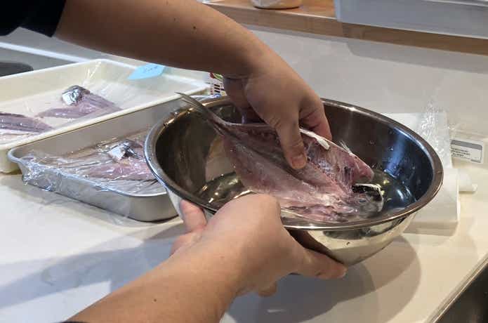 自家製干物を氷でしめる