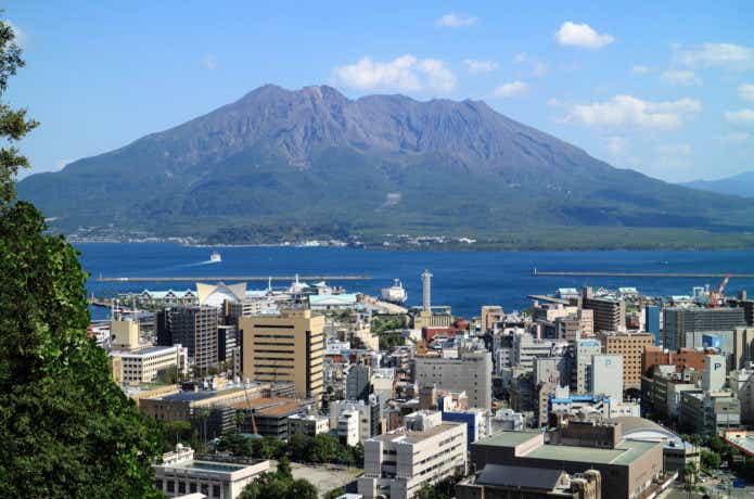 桜島と鹿児島市の街並み