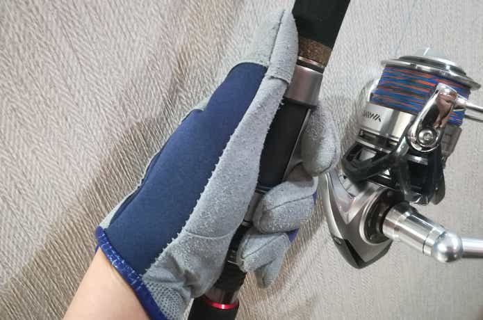 グローブをはめている手元の画像