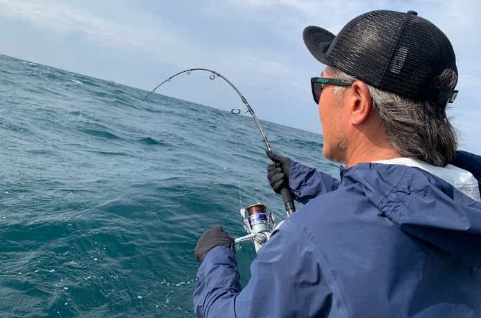 グローブを付けてジギング