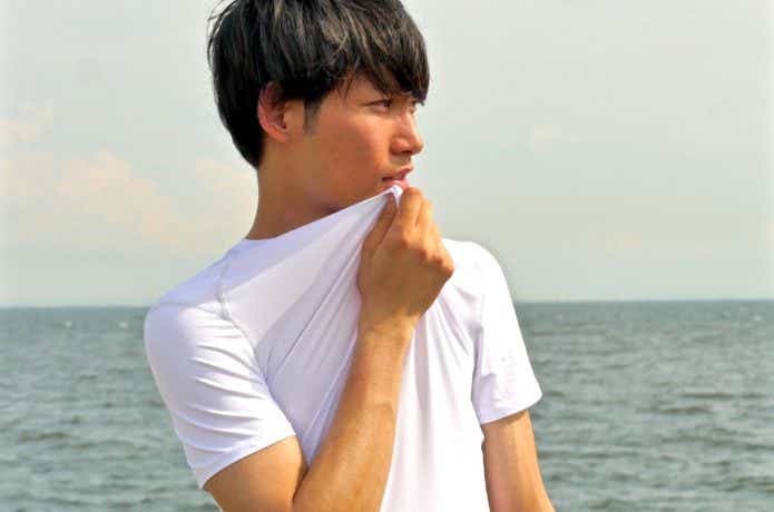 衣服を脱いでいるところ